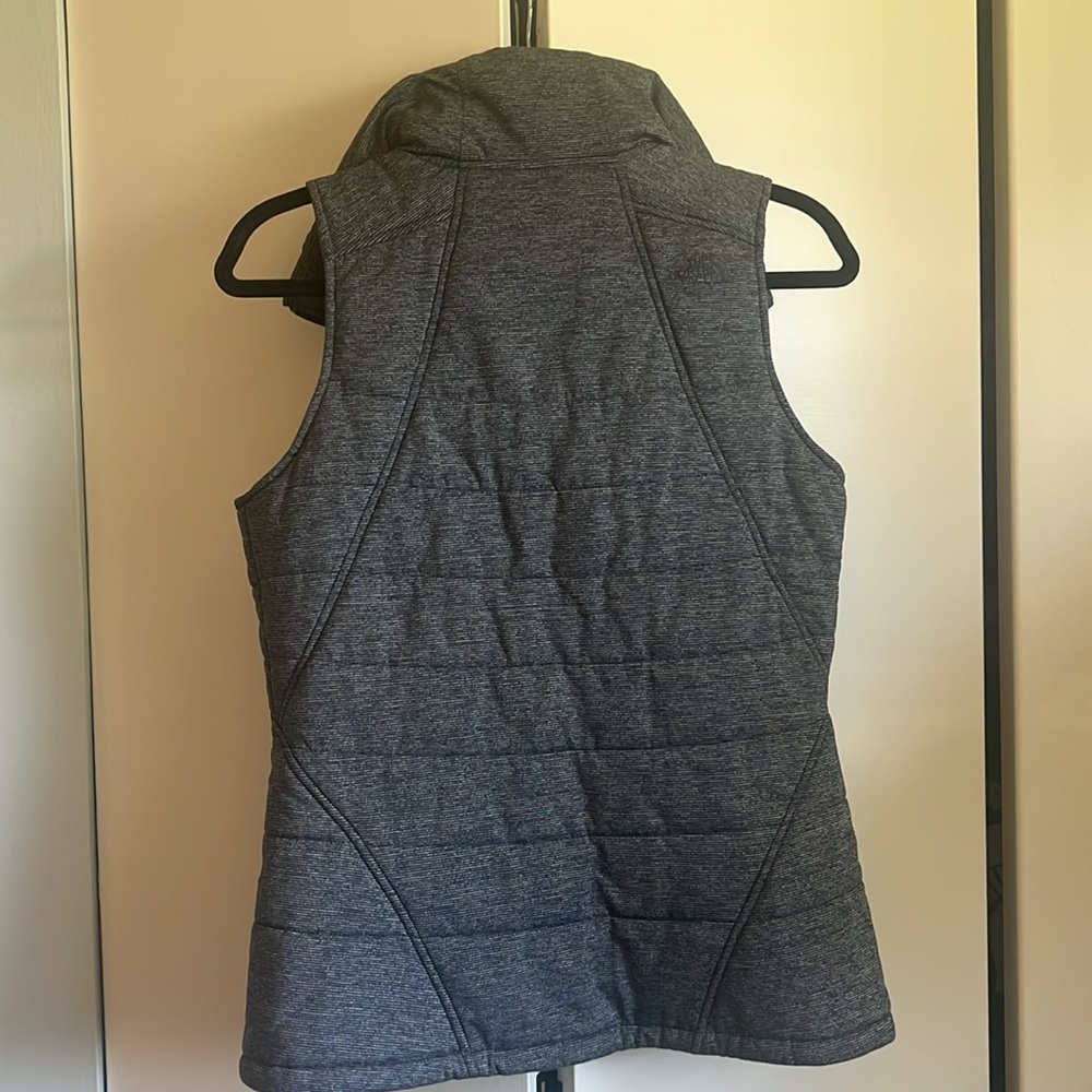 Women's North Face Gray Quilted Vest - Picture 4 of 4